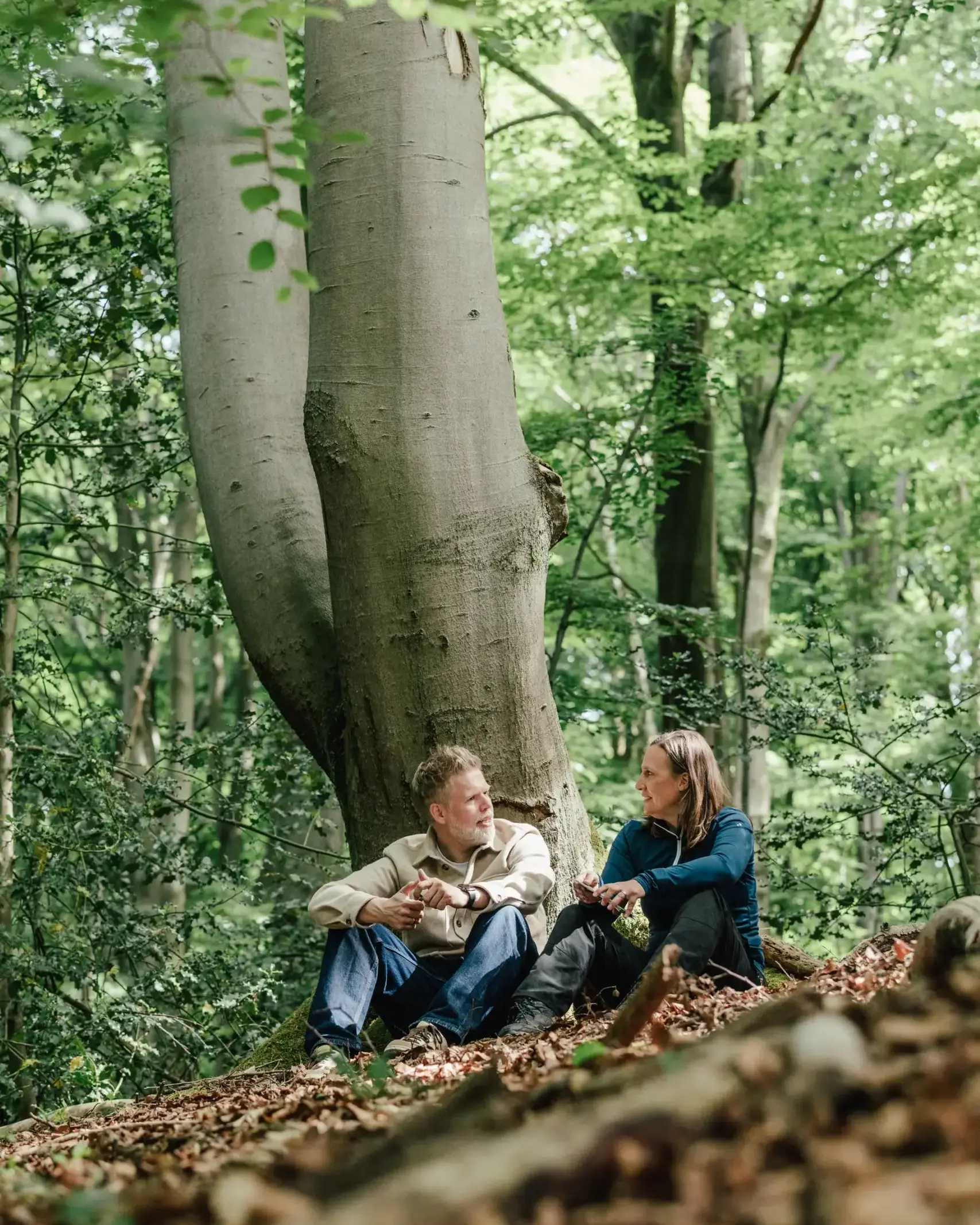 Christiane Kaiser Outdoor Coaching sitzend im Wald