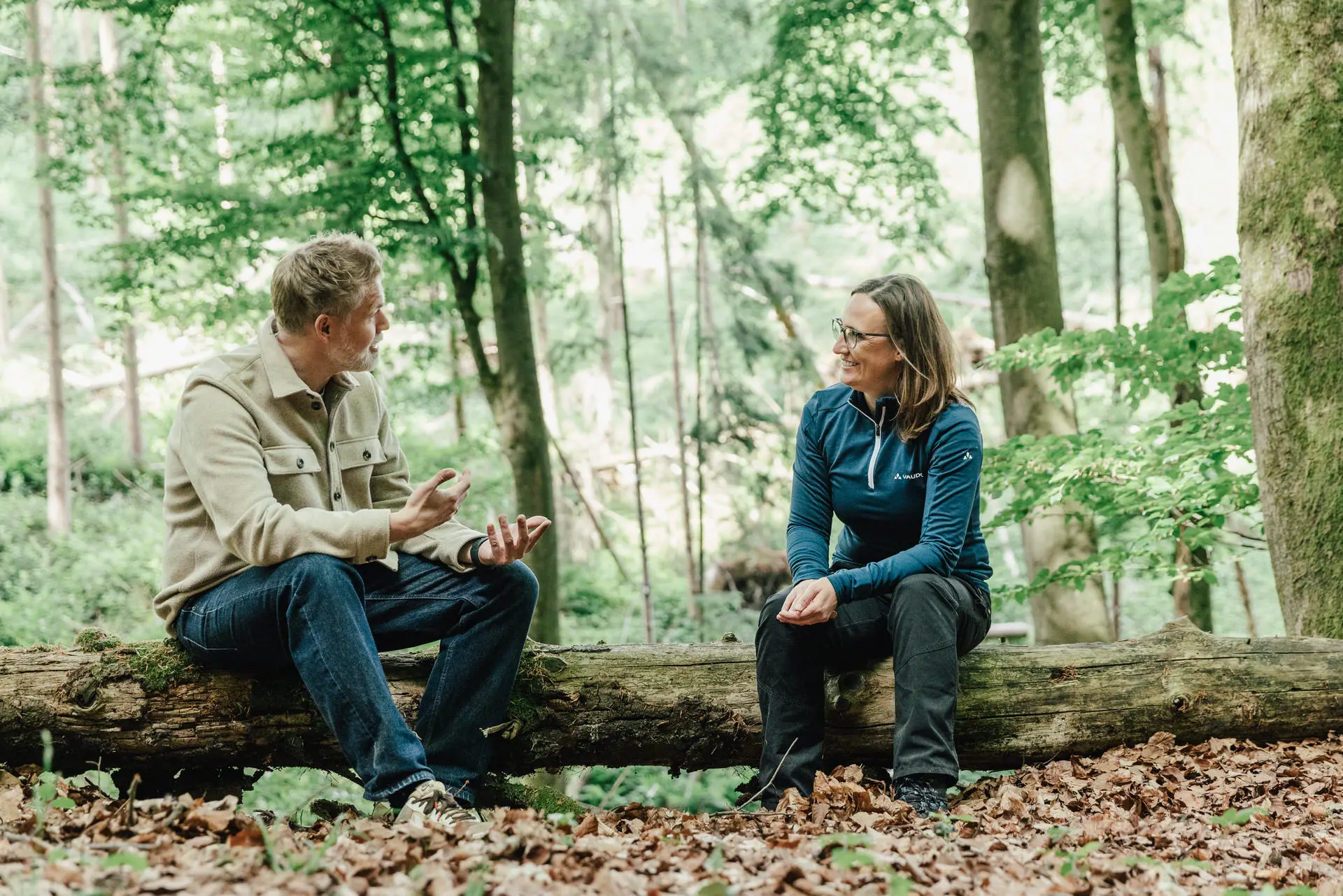 Christiane Kaiser Outdoor Coaching sitzend auf Baumstamm