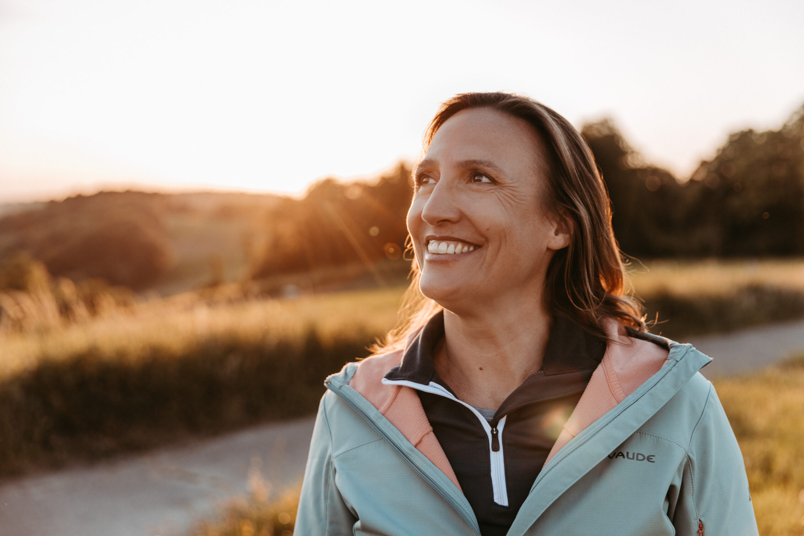 Business Coach Christiane Kaiser blickt optimistisch in die Ferne