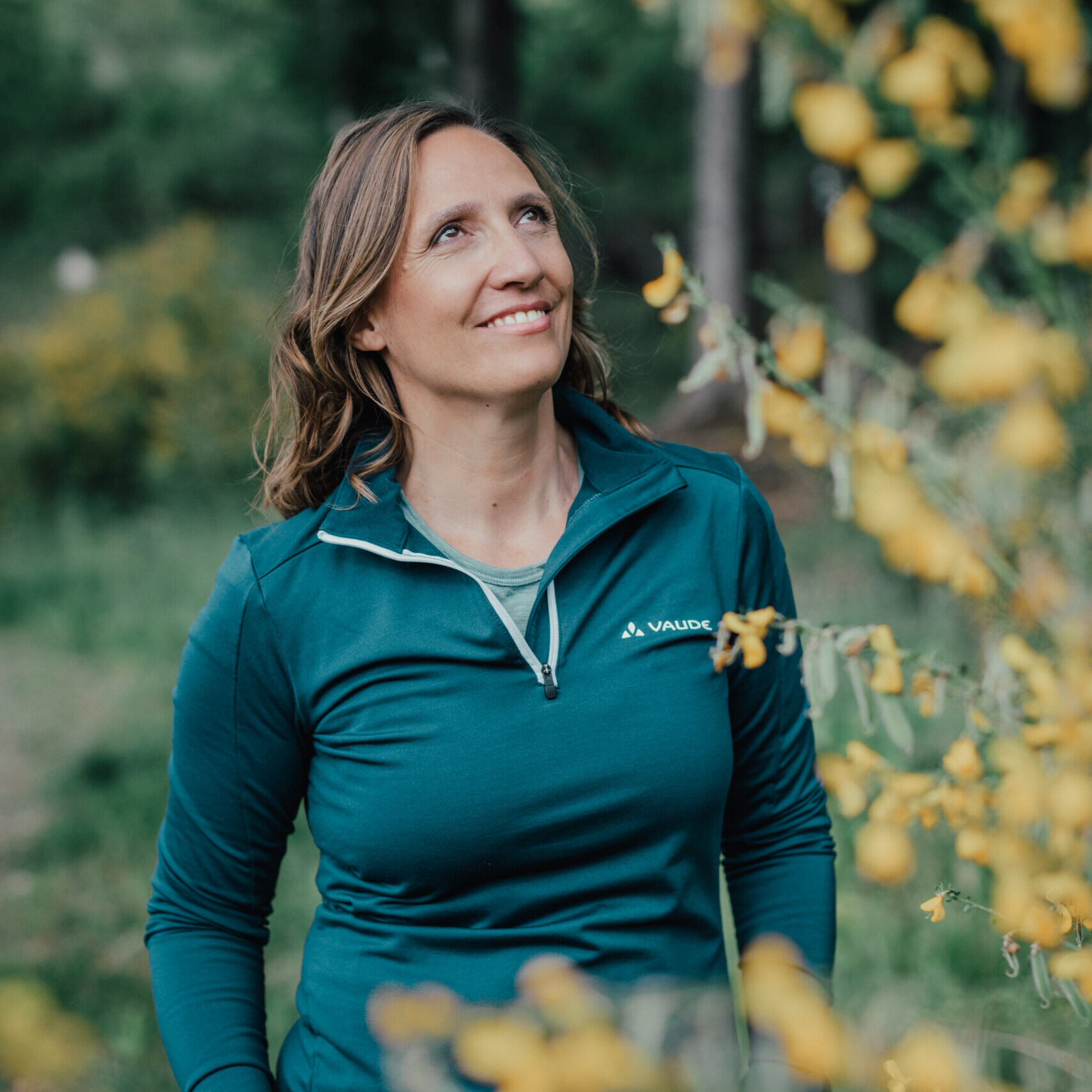 Coach Christiane Kaiser steht in der Natur