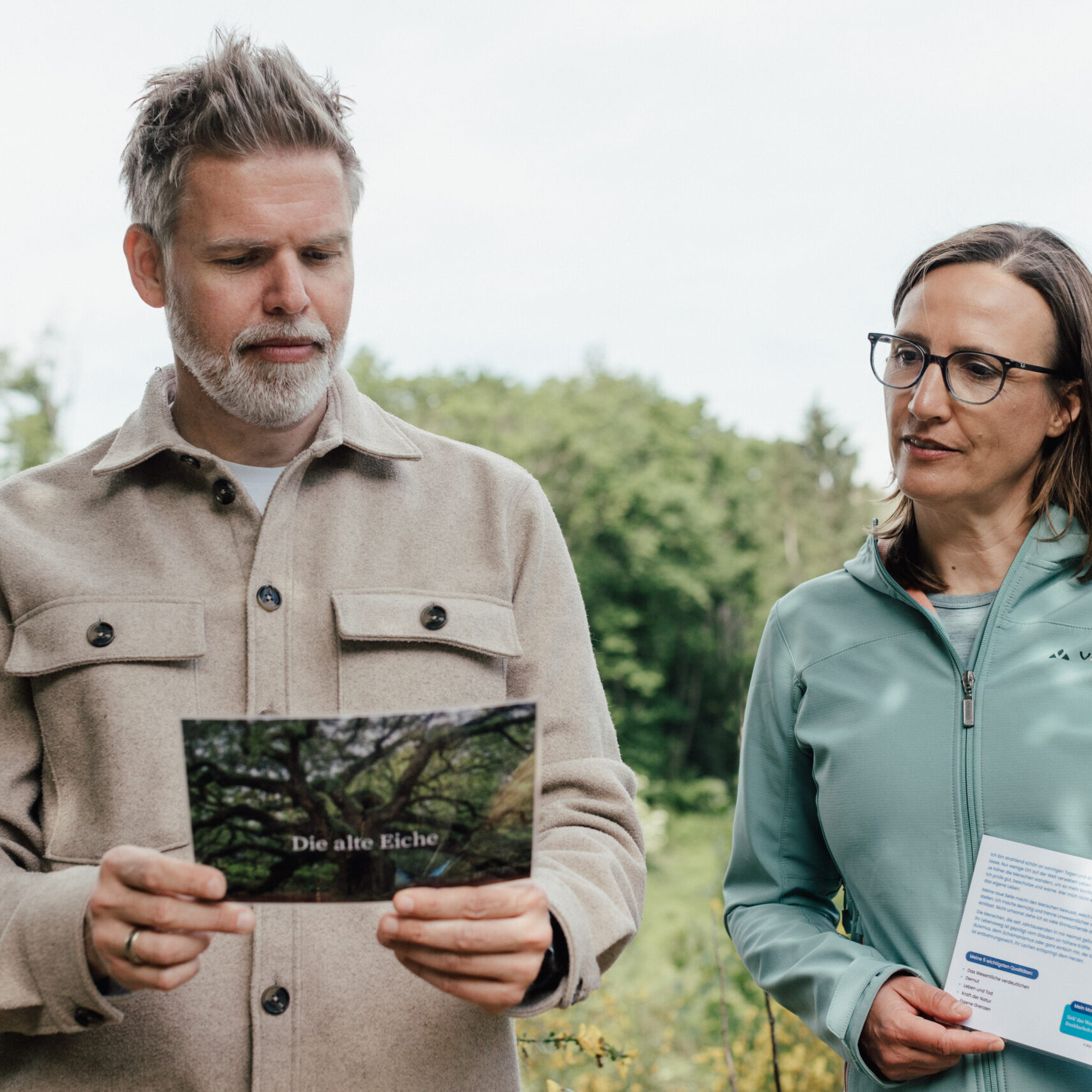 Christiane Kaiser und Klient im Coachinggespräch in der Natur mit Coachingkarten