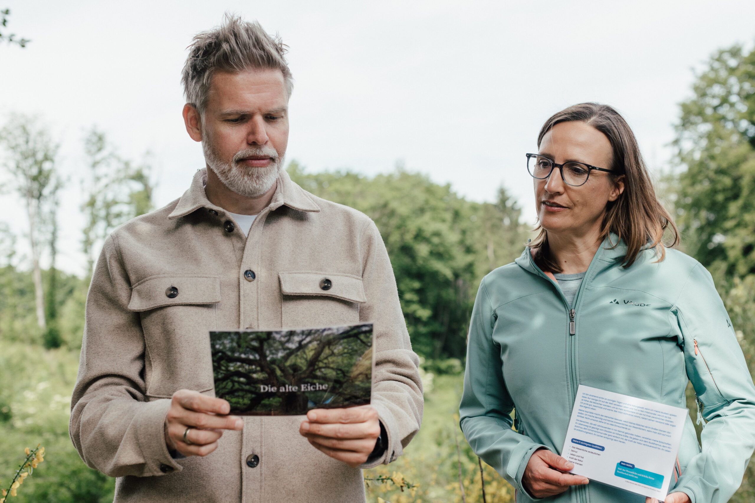 Christiane Kaiser und Klient im Coachinggespräch in der Natur mit Coachingkarten