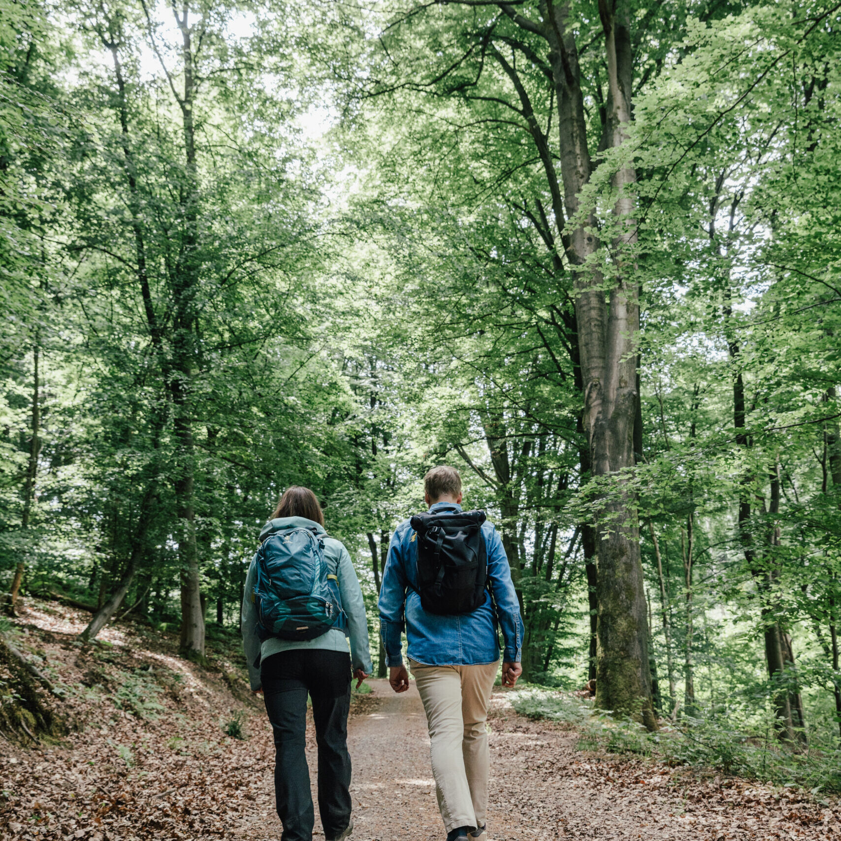 Christiane Kaiser beim Outdoor-Coaching mit einem Unternehmer im Wald