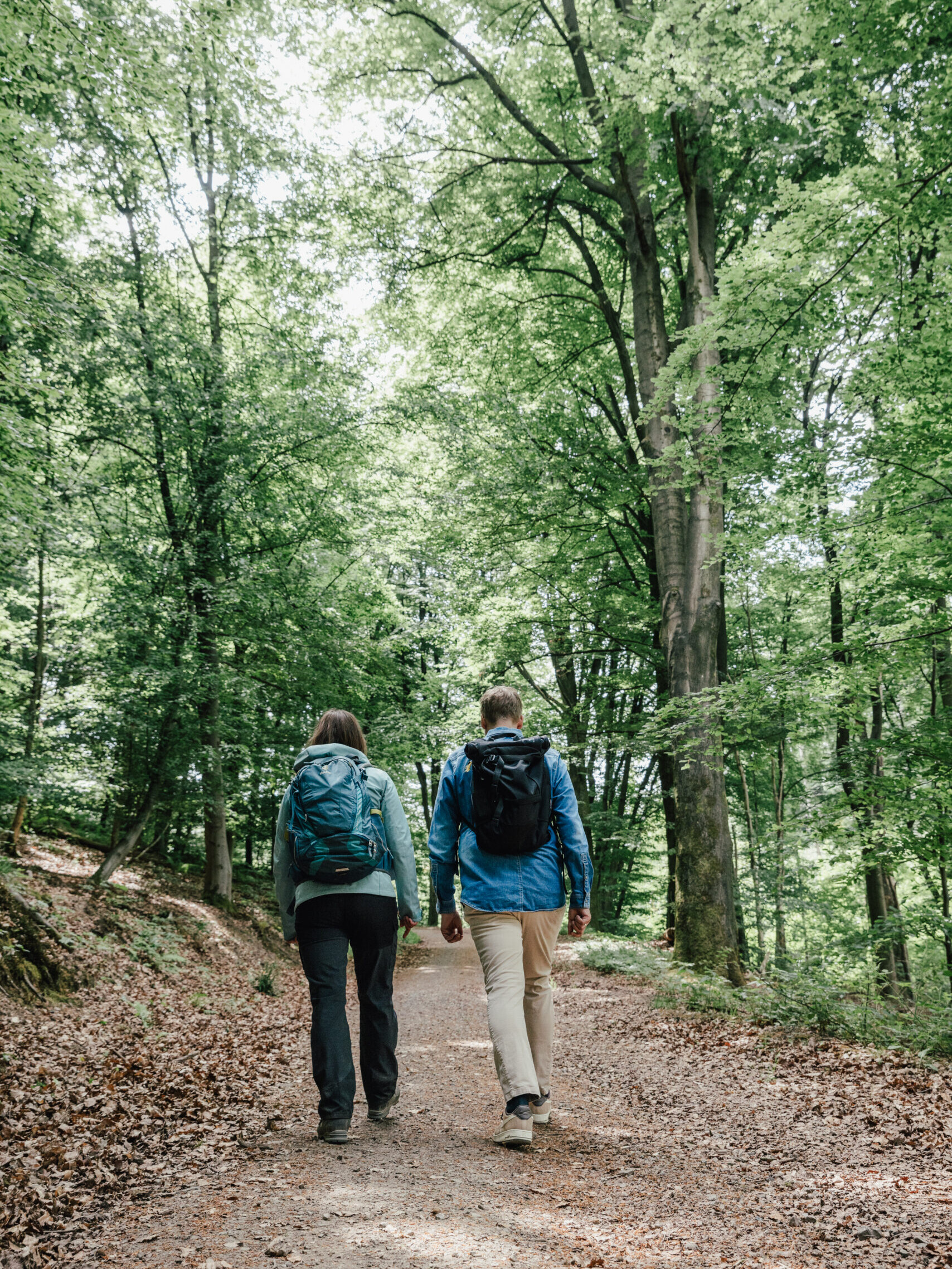 Christiane Kaiser beim Outdoor-Coaching mit einem Unternehmer im Wald