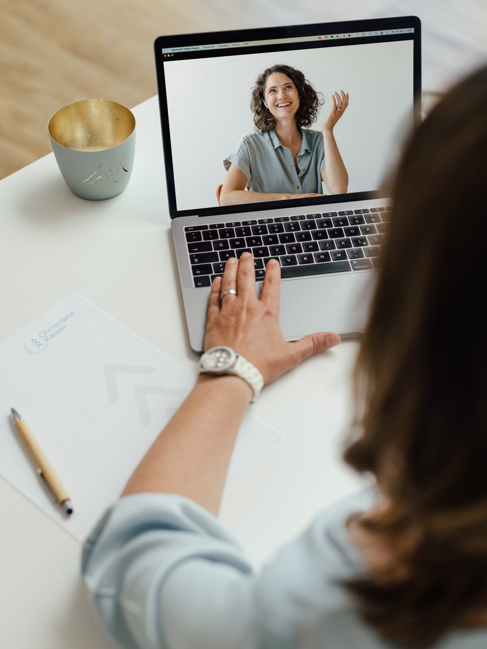Christiane Kaiser beim Online Coaching mit Klientin im Bildschirm