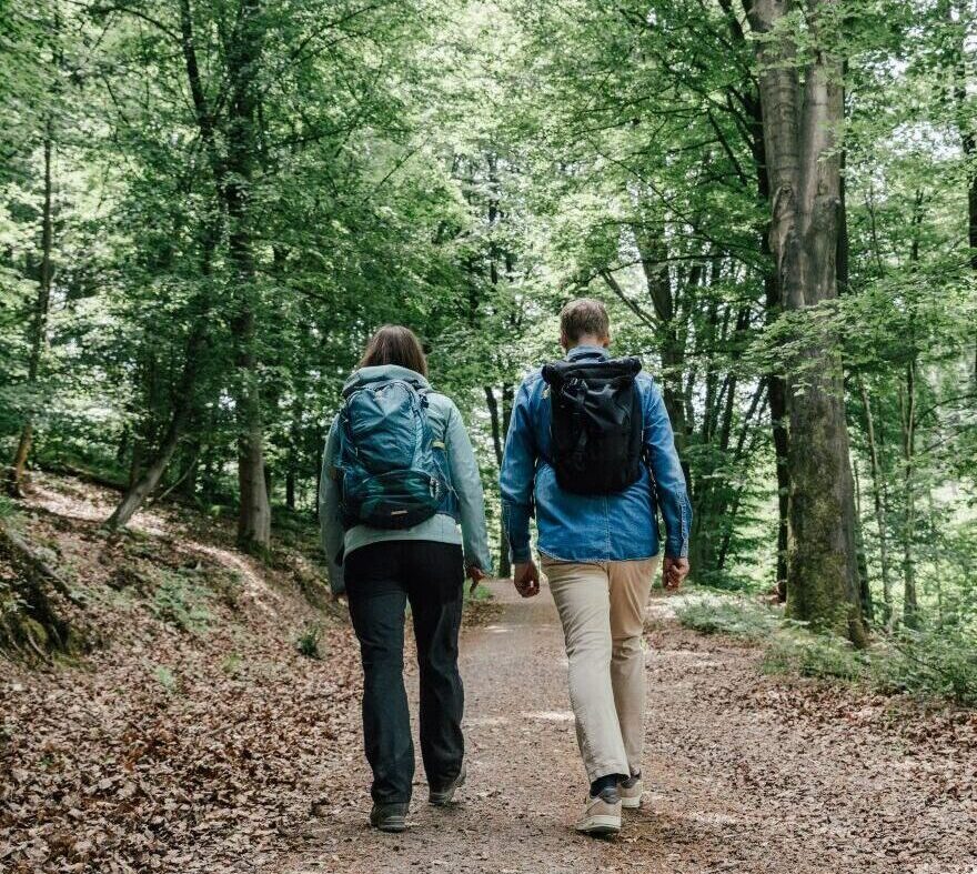 Christiane Kaiser im Coaching mit einem Klienten beim Wandern im Wald