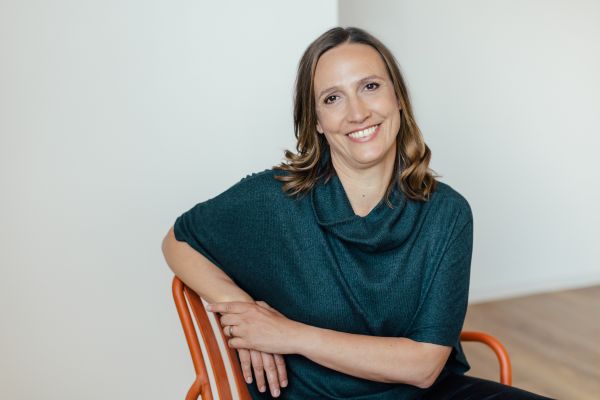 Christiane Kaiser, Business Coach f&uuml;r Unternehmer:innen, sitzt entspannt und l&auml;chelt in die Kamera